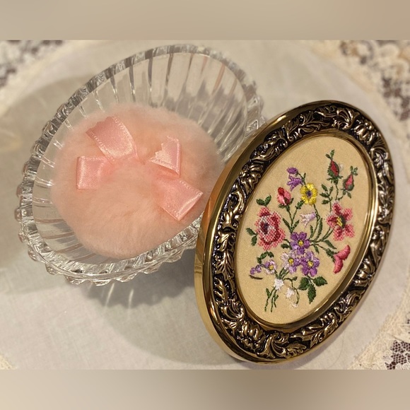 Vintage Powder/ Trinket Embroidery Glass Dish Great Condition - Picture 2 of 7